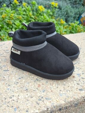 Pawz NWOT Kids Black Cozy Slip-On Shoes